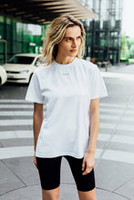 Laden Sie das Bild in den Galerie-Viewer, THE CLASSIC T-SHIRT - WHITE
