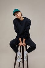 Laden Sie das Bild in den Galerie-Viewer, THE PADDED SWEATER - BLACK