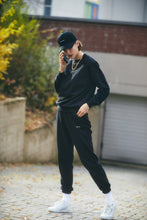 Laden Sie das Bild in den Galerie-Viewer, THE SWEATPANTS - BLACK
